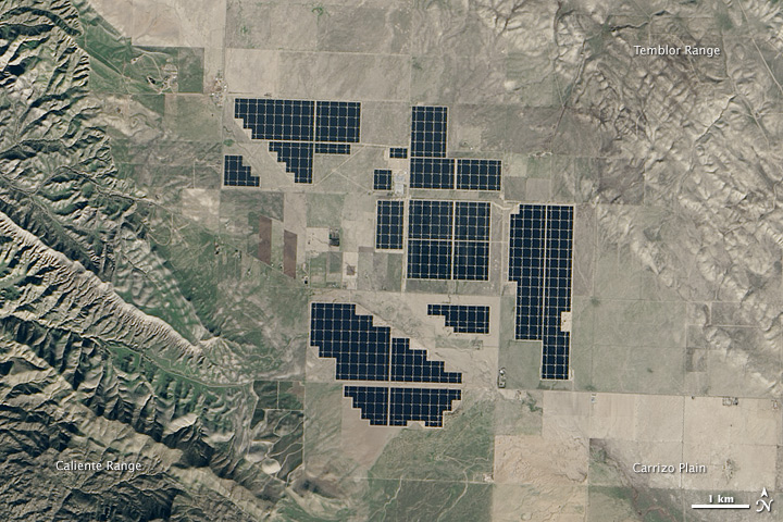 Промышленный масштаб солнечной генерации: СЭС Topaz Solar Farm, Калифорния (550 МВт). Снимок NASA/GSFC/USGS Landsat, 2015. Кубинские СЭС — 21,8 МВт каждая.